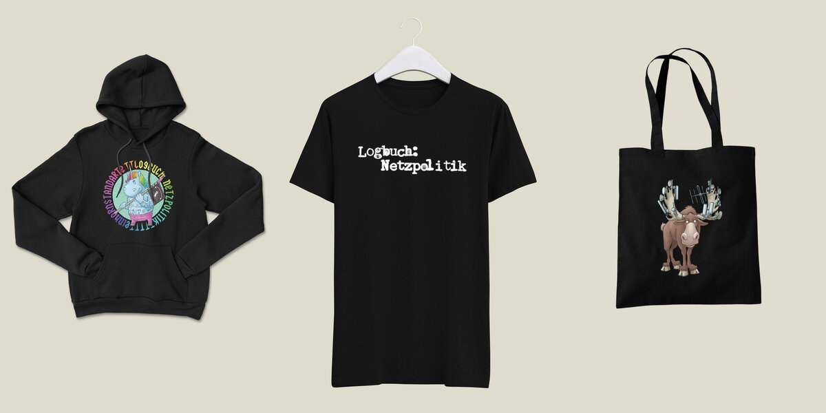Logbuch:Netzpolitik-Merch nebeneinander: schwarzer Hoodie mit buntem Einhornstandarte-Logo, schwarzes T-Shirt mit Schriftzug „Logbuch: Netzpolitik“ und schwarzer Stoffbeutel mit Datenelch